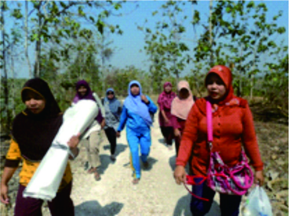 Kelompok Perempuan Pelaku Usaha Kecil yang berjalan Dusun Jurangjero, Desa Sidomulyo, Kecamatan Banjarejo, Kabupaten Blora